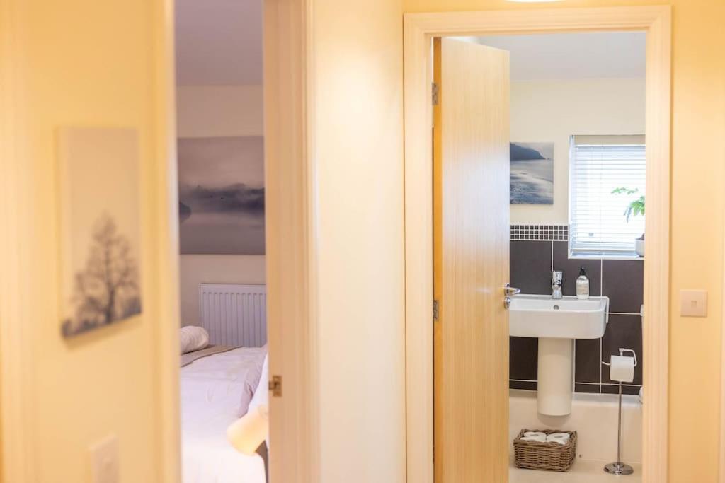The Wellness Lodge- Gym, Table Tennis, Cinema, Parking And More! Bath Esterno foto