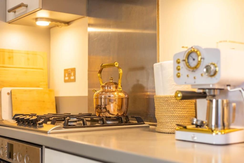 The Wellness Lodge- Gym, Table Tennis, Cinema, Parking And More! Bath Esterno foto