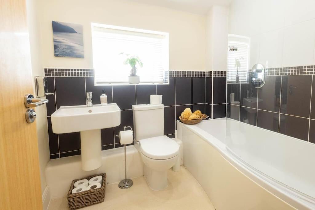 The Wellness Lodge- Gym, Table Tennis, Cinema, Parking And More! Bath Esterno foto