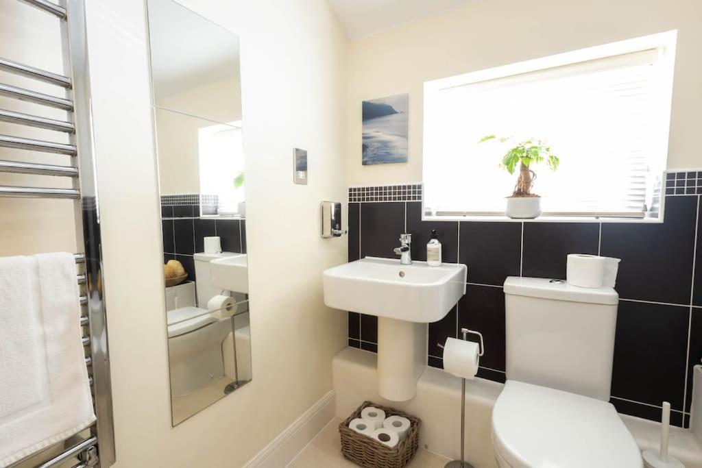 The Wellness Lodge- Gym, Table Tennis, Cinema, Parking And More! Bath Esterno foto