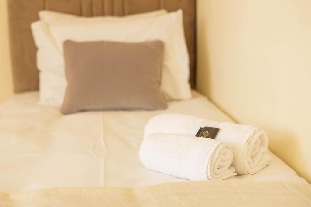 The Wellness Lodge- Gym, Table Tennis, Cinema, Parking And More! Bath Esterno foto