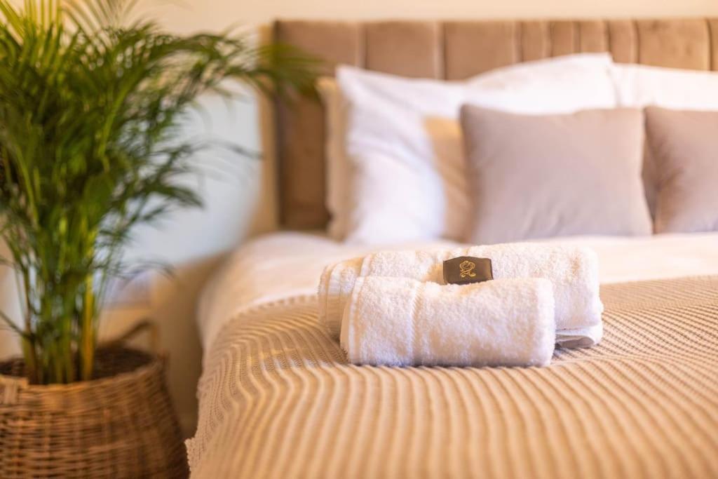 The Wellness Lodge- Gym, Table Tennis, Cinema, Parking And More! Bath Esterno foto