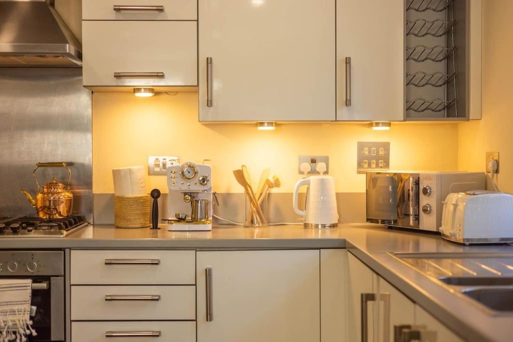 The Wellness Lodge- Gym, Table Tennis, Cinema, Parking And More! Bath Esterno foto