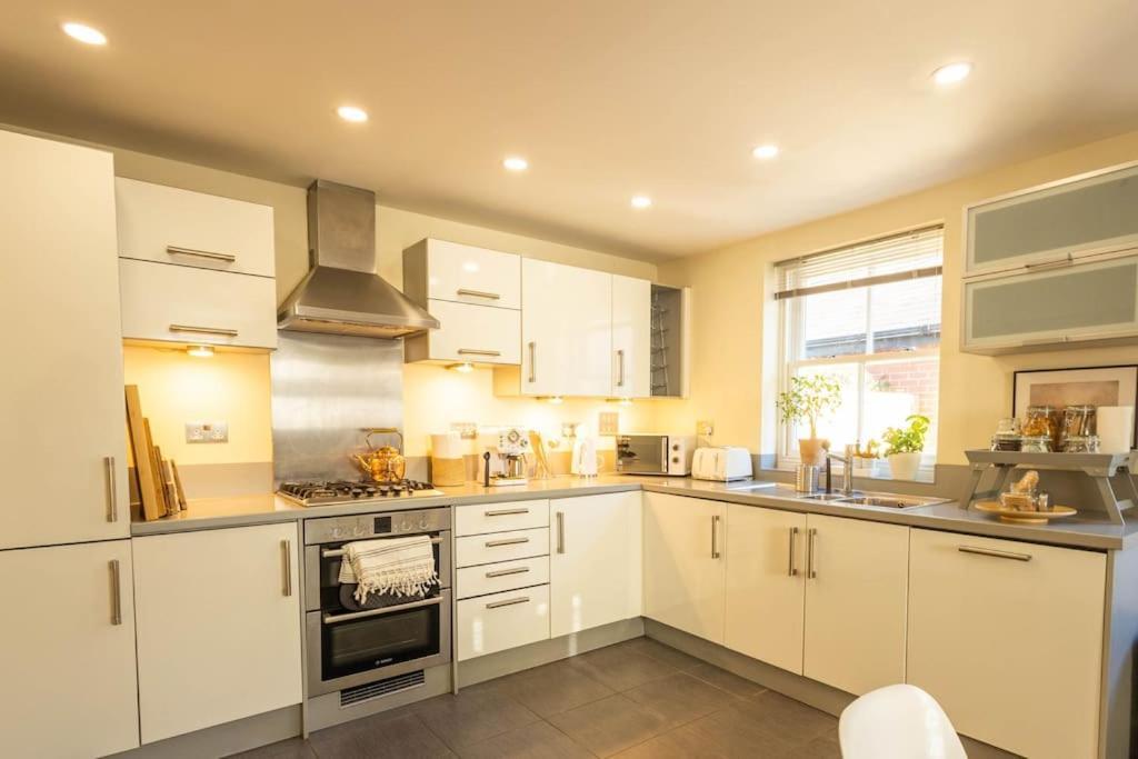 The Wellness Lodge- Gym, Table Tennis, Cinema, Parking And More! Bath Esterno foto